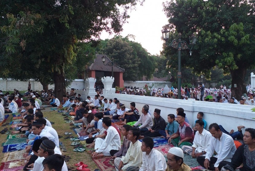 Suasana shalat Idul Fitri di halaman Langgar Agung Keraton Kasepuhan Cirebon yang dibangun pada abad ke-15, Rabu (5/6). 