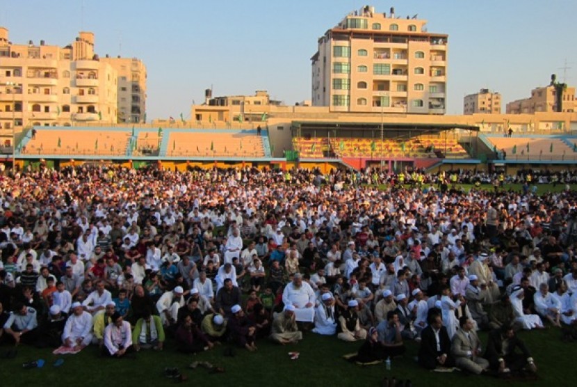Suasana shalat Idul Fitri di salah satu lapangan bola di Kota Gaza, Palestina.