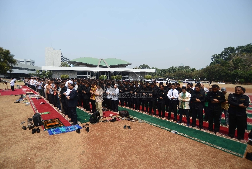   Pimpinan DPR mengikuti Shalat Istisqa yang digelar di Lapangan bola Kompleks Parlemen, Jakarta, Jumat (30/10).(Republika/Raisan Al Farisi)