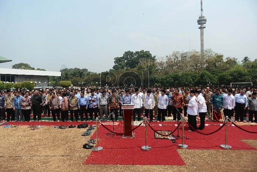   Pimpinan DPR mengikuti Shalat Istisqa yang digelar di Lapangan bola Kompleks Parlemen, Jakarta, Jumat (30/10).(Republika/Raisan Al Farisi)