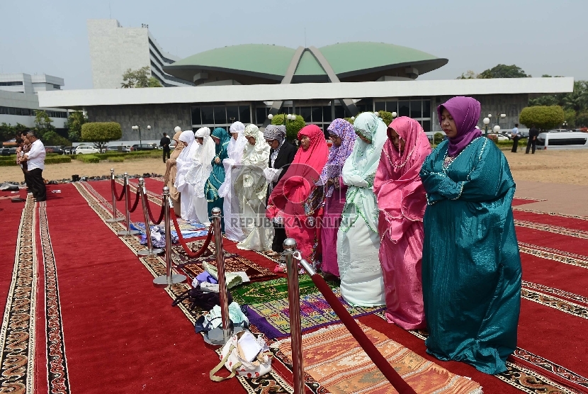   Pimpinan DPR mengikuti Shalat Istisqa yang digelar di Lapangan bola Kompleks Parlemen, Jakarta, Jumat (30/10).(Republika/Raisan Al Farisi)