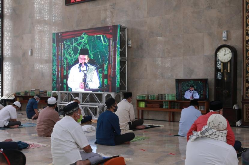 Suasana shalat Jumat di Masjid Agung Sunda Kelapa (MASK) Menteng Jakarta (5/6). Shalat Jumat perdana di masa pandemi itu dilaksanakan dengan protokol kesesatan yang ketat.