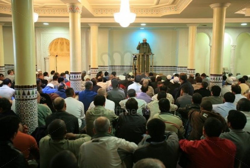 Suasana shalat Jumat di Masjid Bordeaux, Prancis.