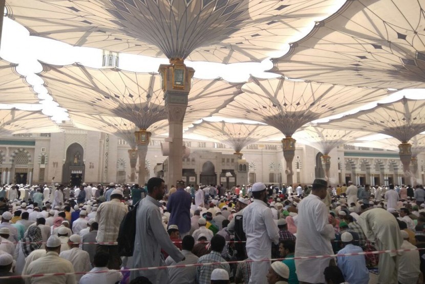 Suasana shalat Jumat di Masjid Nabawi, Madinah. 