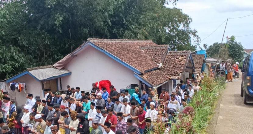Suasana shalat Jumat pertama pasca gempa di lokasi pengungsian Desa Mangunkerta Kecamatan Cugenang Kabupaten Cianjur dan Masjid Agung Cianjur, Jumat (25/11/2022).