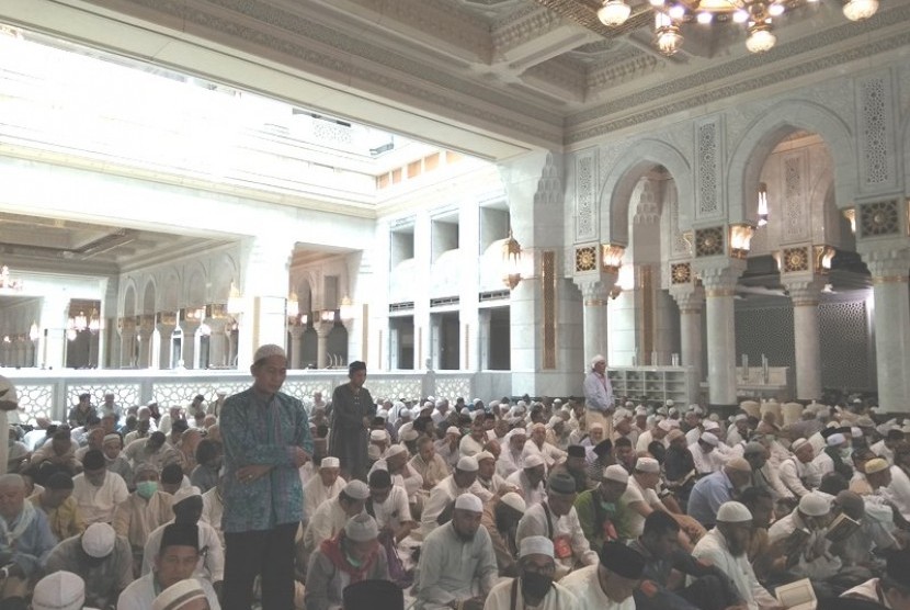 Suasana shalat Jumat terakhir di Masjid al-Haram jelang puncak haji, Jumat (25/8)