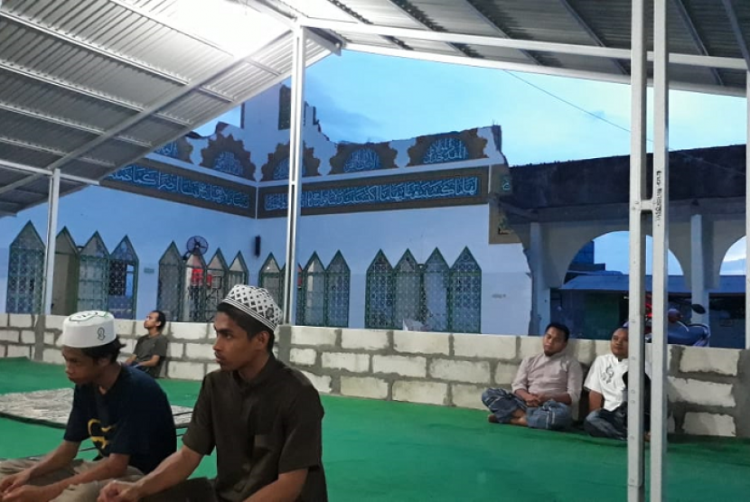 Suasana shalat subuh berjamaah di lokasi darurat di Masjid Baiturrahman Kota Palu Sulawesi Tengah Selasa (13/11)