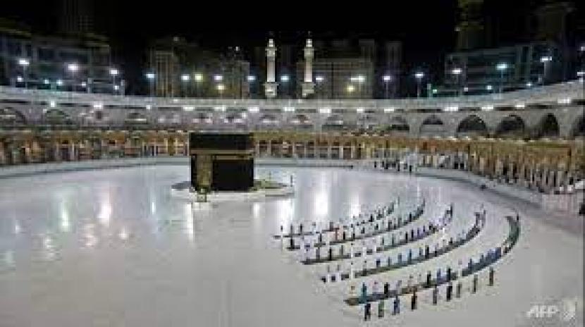 12 Ribu Payung Disiapkan untuk Jamaah Haji. Foto:   Suasana shalat subuh di Masjidil Haram di masa pandemi.