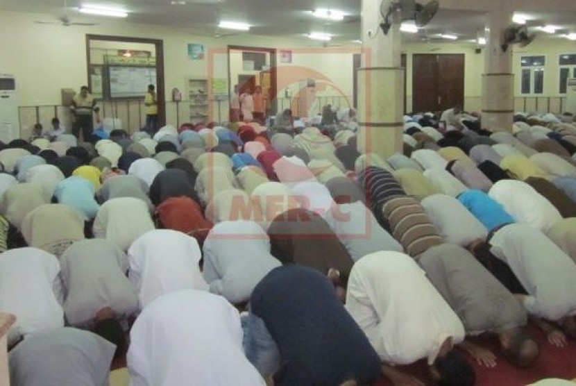  Suasana shalat Tarawih di Masjid Mus'ab bin Umair, Jalur Gaza, Palestina.