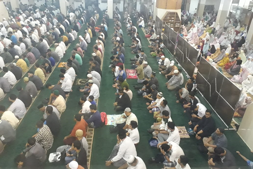 Suasana shalat tarawih hari pertama di Masjid Agung Kota Tasikmalaya, Rabu (16/5) malam. Ratusan jamaah hadir termasuk Wali Kota Budi Budiman. 