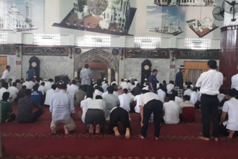 Suasana shalat zhuhur berjamaah di Masjid Agung Medan, Rabu (19/9). 