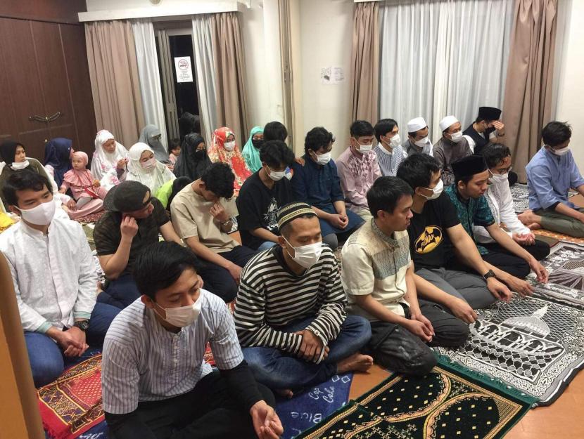 Suasana sholat berjamaah di Masjid As-Sholihin, Yokohama, Kanagawa, Jepang. Masjid satelit ini dikelola Muslim dari Indonesia. Masjid Satelit Muslim Indonesia di Negeri Sakura (Bagian 2)