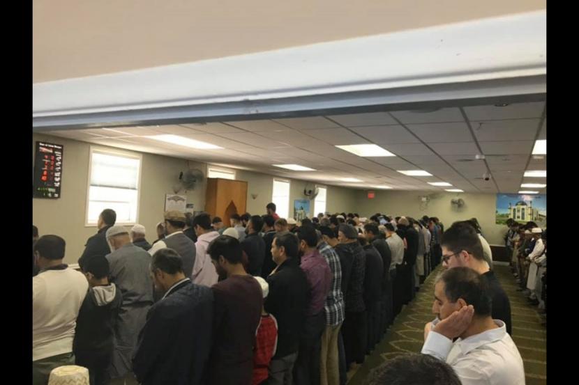 Suasana sholat berjamaah di Masjid Barrie, Ontario, Kanada sebelum ditutup karena Covid-19.