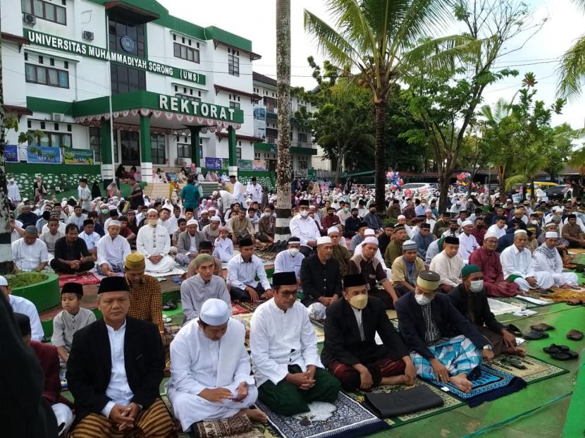 Suasana sholat Idul Adha di Universitas Muhammadiyah Sorong, Sabtu (9/7/2022).