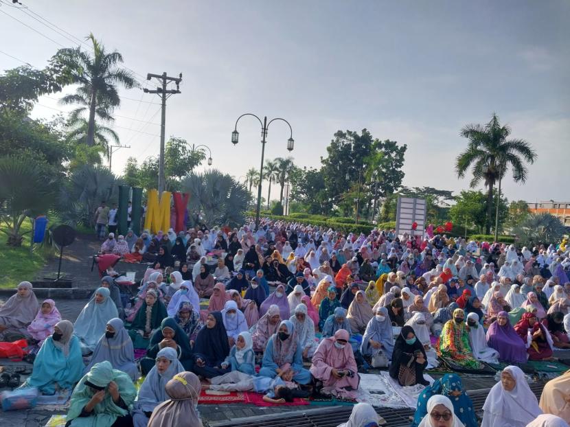 Suasana sholat Idul Fitri di Universitas Muhammadiyah Yogyakarta, Jumat (21/4/2023).