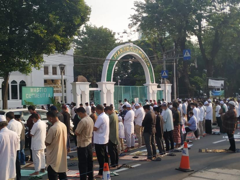 Suasana Sholat Idulfitri di Masjid Cut Mutia, Menteng, Jakarta, Kamis (13/5).