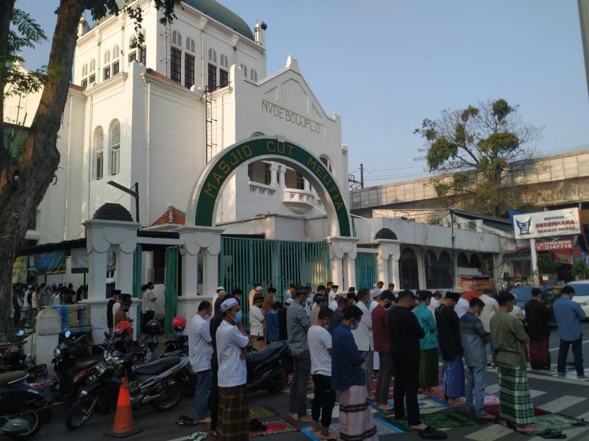 PBNU: Kalender Hijriyah Indonesia Penting demi Persatuan. Suasana Sholat Idulfitri di Masjid Cut Mutia, Menteng, Jakarta, Kamis (13/5).