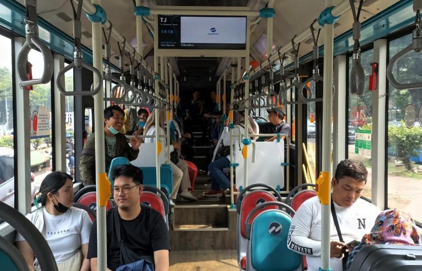 Suasana shuttle bus menuju Jakarta International Stadium (JIS) untuk pertandingan Piala Dunia U-17.