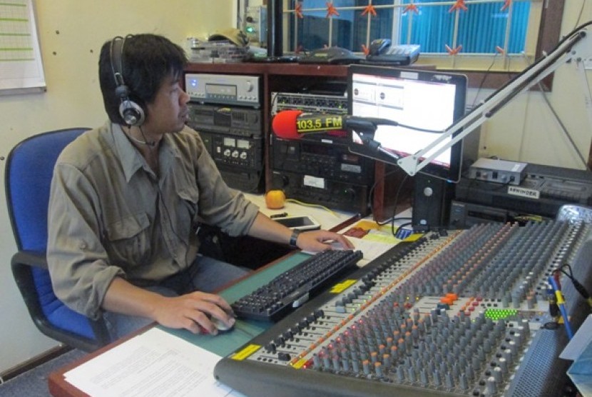 Penyiar radio sedang melakukan siaran di sebuah studio (ilustrasi)