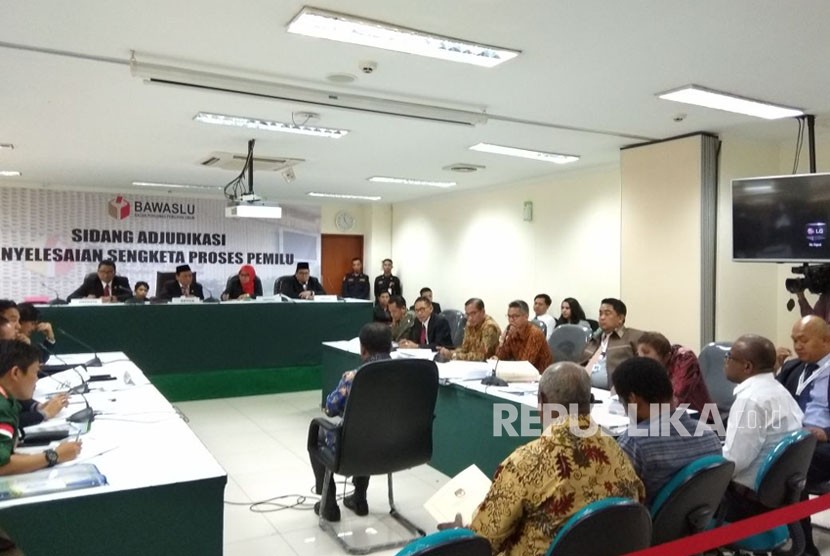 Suasana sidang ajudikasi keempat antara KPU dan PBB di Kantor Bawaslu,  Thamrin,  Jakarta Pusat, Kamis (29/1).