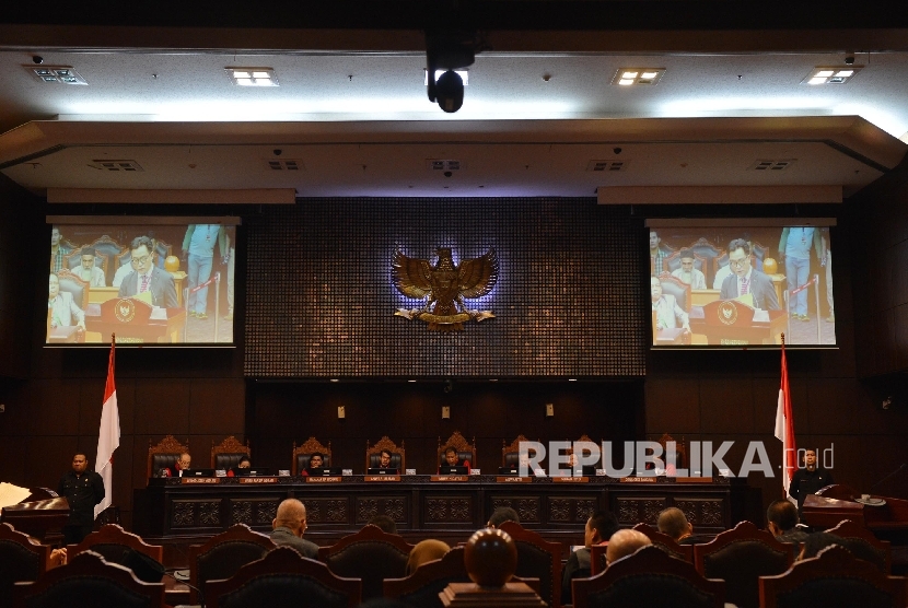 Suasana sidang dengan agenda mendengarkan keterangan saksi/ahli pada uji materi UU No 2 Tahun 2011 tentang PPP kubu Djan Faridz di Mahkamah Konstitusi, Jakarta, Selasa (14/6).  (Republika/ Raisan Al Farisi) 
