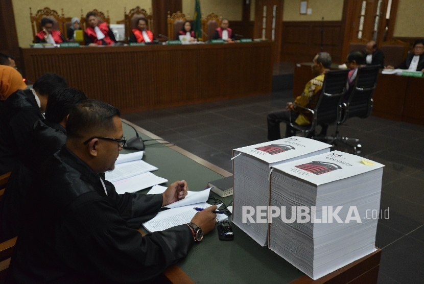 Suasana sidang dengan terdakwa dugaan kasus korupsi KTP Elektronik Irman (kanan) dan Sugiharto (kiri) menjalani sidang lanjutan dengan agenda pembacaan tuntutan di Pengadilan Tindak Pidana Korupsi (Tipikor), Jakarta, Kamis (22/6). 