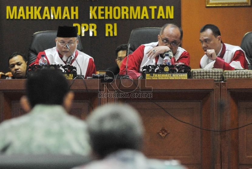 Suasana sidang etik Mahkamah Kehormatan Dewan (MKD) DPR saat Presiden Direktur PT Freeport Indonesia Maroef Sjamsoeddin memberikan keterangan di kompleks Parlemen, Senayan, Jakarta, Kamis (3/12). (Republika/Rakhmawaty La'lang)