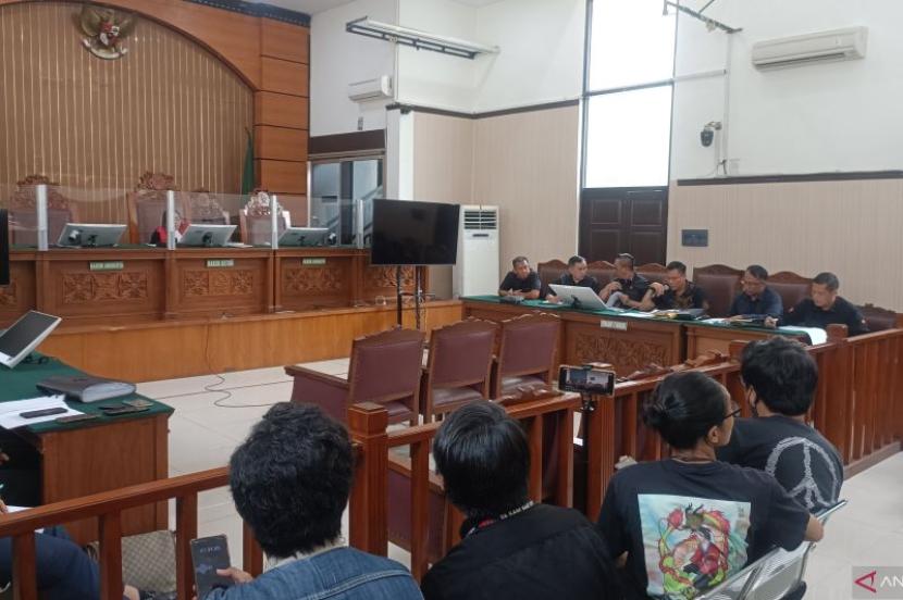 Suasana sidang kedua praperadilan Ketua KPK non aktif Firli Bahuri di Pengadilan Negeri Jakarta Selatan. Tim kuasa hukum Firli Bahuri menyiapkan 9 saksi dalam sidang praperadilan Kamis besok