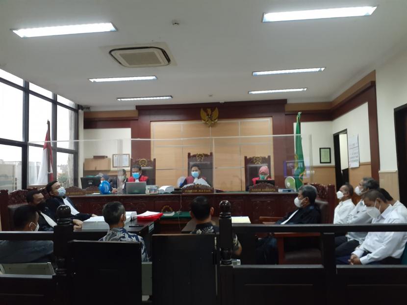 Suasana sidang keempat beragendakan pemeriksaan saksi-saksi kasus kebakaran Lapas Klas 1 Tangerang di PN Tangerang, Selasa (22/2). 