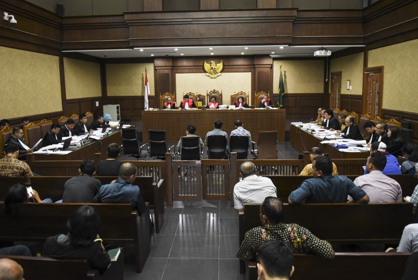 Suasana sidang lanjutan korupsi KTP Elektronik dengan terdakwa Sugiharto dan Irman di Pengadilan Tipikor, Jakarta, Kamis (20/4). 