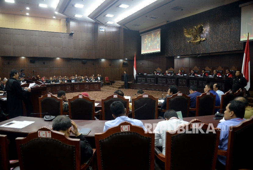  Suasana sidang lanjutan uji materi terkait Peraturan Pemerintah Pengganti Undang-Undang Nomor 2 tahun 2107 tentang Organisasi Kemasyarakatan (Perppu Ormas) di Mahkamah Konstitusi, Jakarta, Kamis (14/9). 