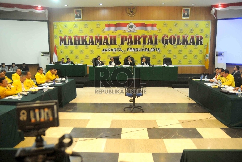  Suasana Sidang Mahkamah Partai Golkar yang dipimpin oleh Ketua Majelis Hakim Mahkamah Partai Golkar Muladi di Kantor DPP Golkar, Slipi, Jakarta Barat, Rabu (25/2).  (Republika/Agung Supriyanto)