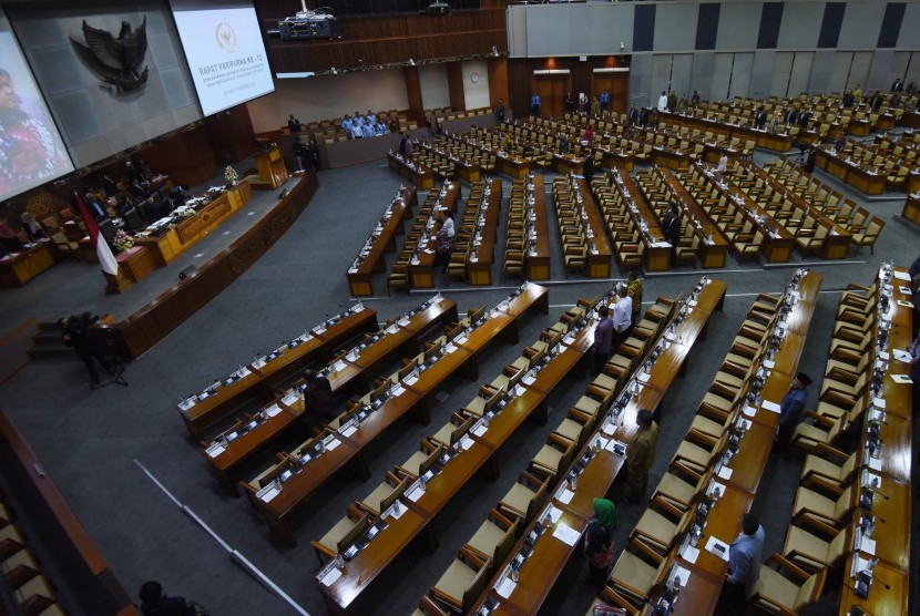 Suasana sidang paripurna di Kompleks Parlemen, Senayan, Jakarta, Selasa (5/12). DPR menyetujui 50 RUU masuk dalam Prolegnas Prioritas 2018. 