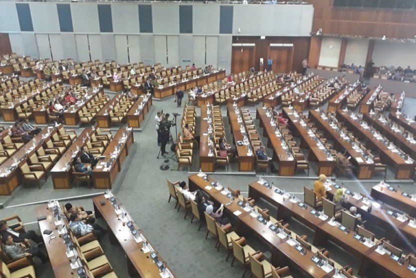 Suasana sidang paripurna ke-18 di Komplek Parlemen, Senayan, Rabu (14/2)
