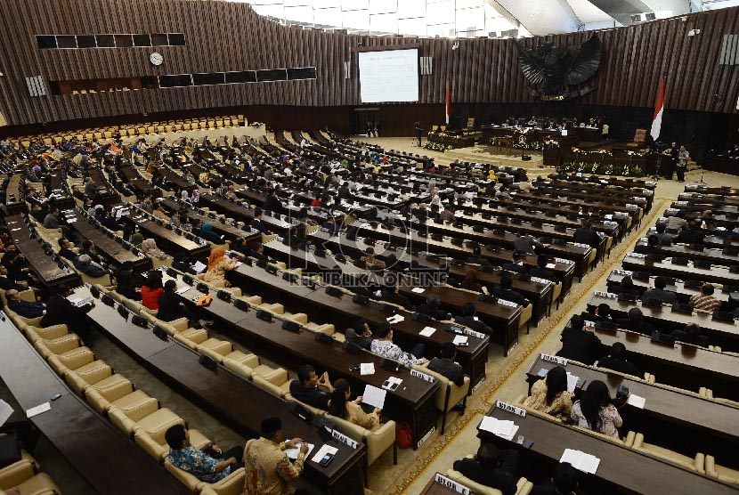 Ketua DPR Setya Novanto memberikan pidato saat sidang Paripurna yang diadakan di Kompleks Parlemen, Jakarta, Jumat (28/8).   (Republika/Raisan Al Farisi)