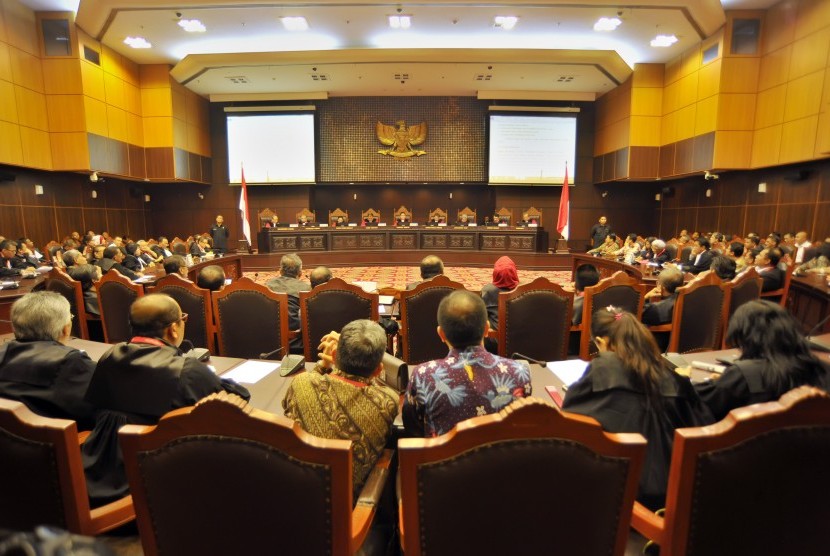 Suasana sidang pembacaan putusan sengketa Pemilihan Presiden yang dipimpin Ketua Mahkamah Konstitusi (MK) Hamdan Zoelva, Jakarta, Kamis (21/8). 