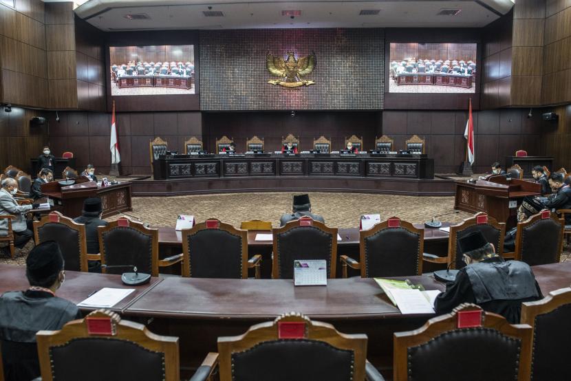 Sidang Mahkamah Konstitusi (Ilustrasi). Pada sidang MK, Guru Besar Administrasi Negara Universitas Indonesia Eko Prasojo mengatakan pembentukan posisi wakil menteri semestinya tidak hanya dilihat dari prinsip efisiensi, melainkan juga efektivitas.