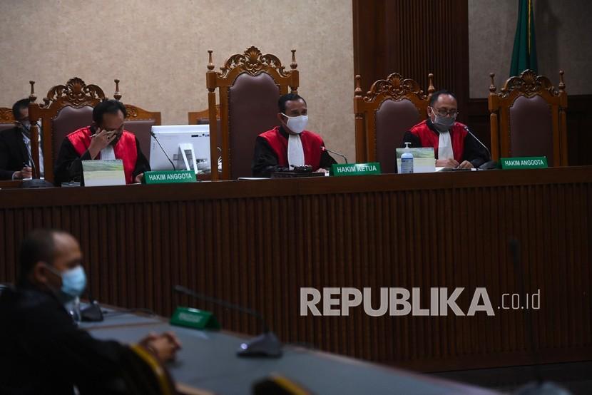 Suasana sidang perdana kasus dugaan suap pengurusan fatwa Mahkamah Agung dengan terdakwa Andi Irfan Jaya di Pengadilan Tipikor, Jakarta, Rabu (4/11/2020). Sidang yang beragenda pembacaan dakwaan itu menghadirkan terdakwa secara daring. 