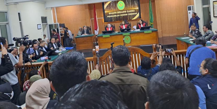 Suasana sidang perdana Peninjauan Kembali kasus pembunuhan Vina yang diajukan mantan terpidana, Saka Tatal, di Pengadilan Negeri Cirebon