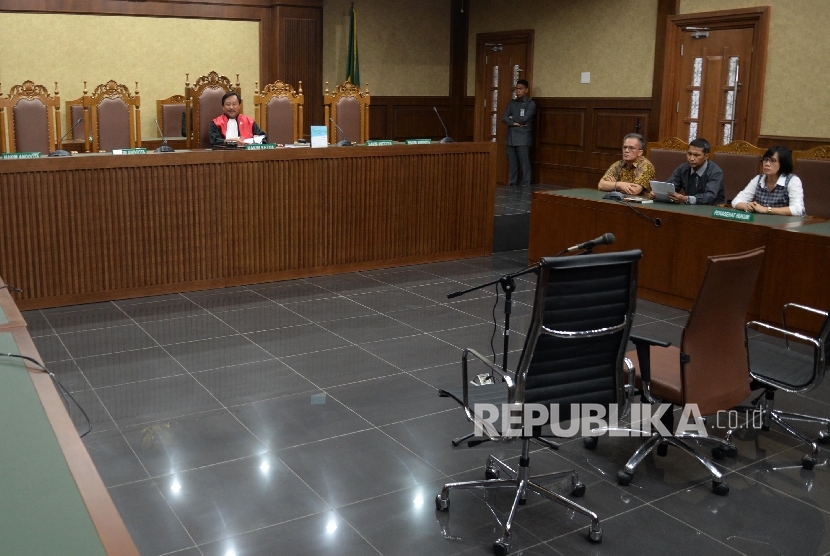 Suasana sidang perdana praperadilan tersangka kasus dugaan pembunuhan Wayan Mirna Salihin, Jessica Kumala Wongso, di Pengadilan Negeri Jakarta Pusat, Selasa (23/2).(Republika/Yasin Habibi)