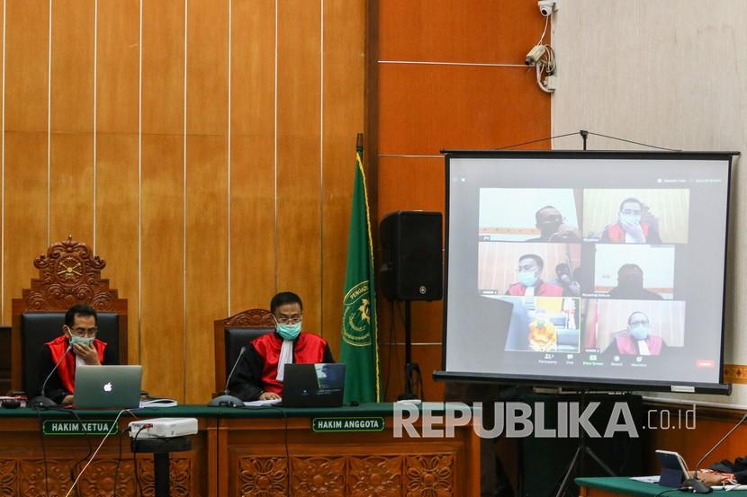 Suasana sidang kasus penusukkan mantan Menteri Koordinator Politik, Hukum, dan Keamanan (Menkopolhukam) Wiranto dengan terdakwa Abu Rara yang disiarkan secara daring di Pengadilan Negeri Jakarta Barat. (ilustrasi)
