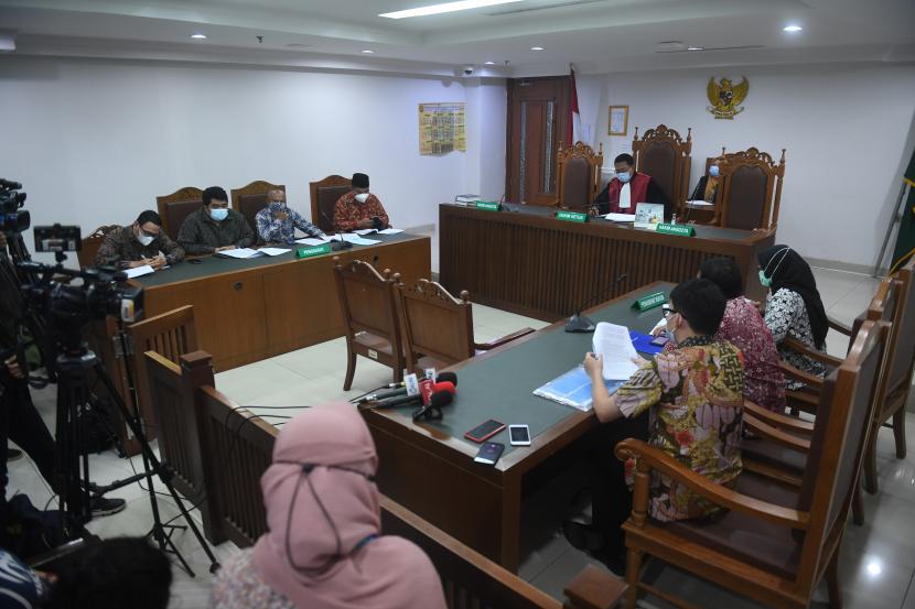 Suasana sidang praperadilan mafia minyak goreng di PN Jakarta Pusat, Jakarta, Selasa (19/4/2022). Masyarakat Anti Korupsi Indonesia (MAKI) dan Perkumpulan Aspirasi Masyarakat Keadilan Indonesia (ASMAKI) menggugat Menteri Perdagangan Muhammad Lutfi dan Direktur Jenderal Perlindungan Konsumen dan Tertib Niaga Kementerian Perdagangan karena Menteri Perdagangan dinilai tidak kunjung mengumumkan tersangka mafia minyak goreng padahal telah mengakui sudah memiliki data dan bukti-bukti kuat.