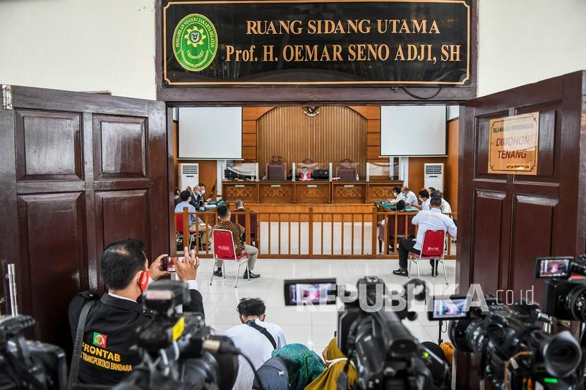 Suasana sidang praperadilan penetapan tersangka Muhammad Rizieq Shihab di Pengadilan Negeri Jakarta Selatan, Selasa (12/1/2021). Majelis Hakim menolak gugatan praperadilan yang diajukan Rizieq Shihab terkait penetapan tersangka penghasutan dalam kasus kerumunan.
