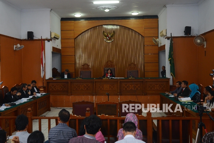 Suasana sidang praperadilan RJ. Lino yang dipimpin oleh Majelis Hakim Udjiyanti dengan agenda pembacaan permohonan pemohon di Pengadilan Negeri Jakarta Selatan, Senin (18/1).