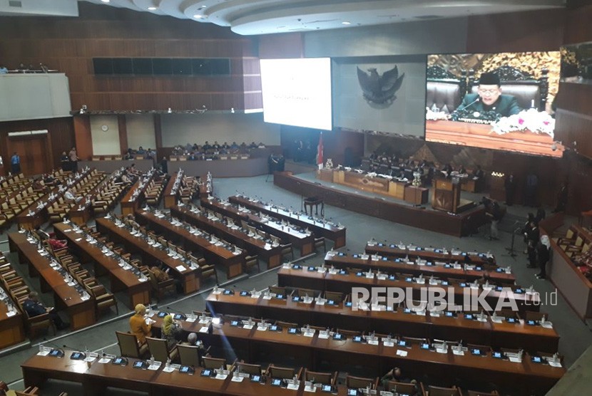 Suasana sidang rapat paripurna ke-18, Komplek Parlemen, Senayan, Jakarta, Rabu (14/2).