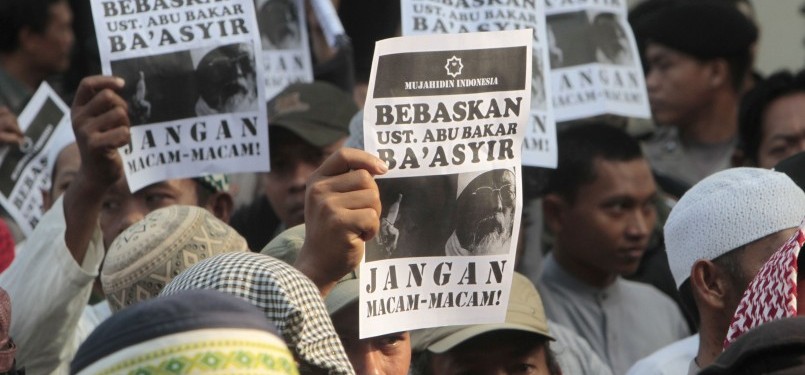 Suasana sidang vonis Ustadz Abu Bakar Ba'asyir di PN Jakarta Selatan, Kamis (16/6). Tampak pendukung Ba'asyir beryel-yel.