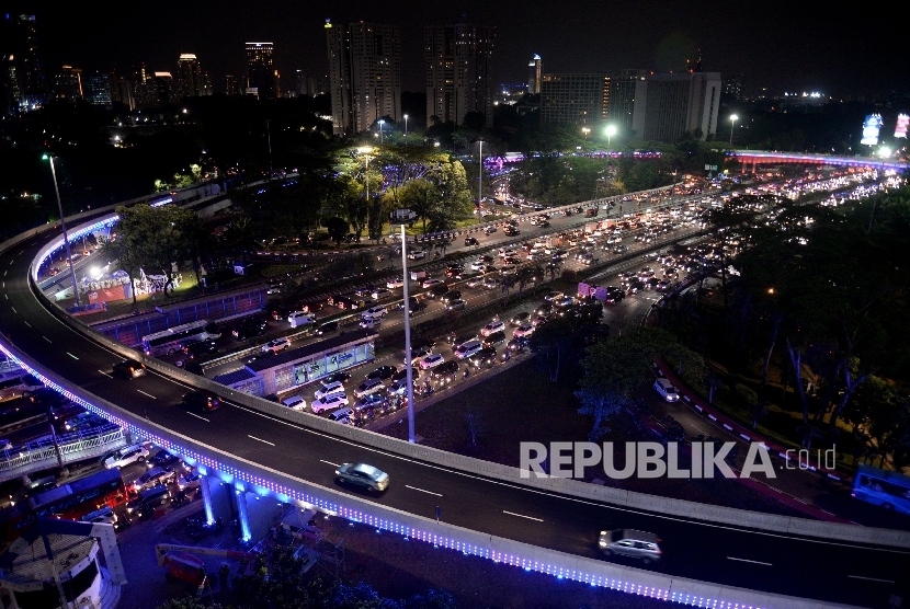  Suasana simpang susun semanggi saat dilakukannya uji coba open traffic di Jakarta, Jumat (28/7). 