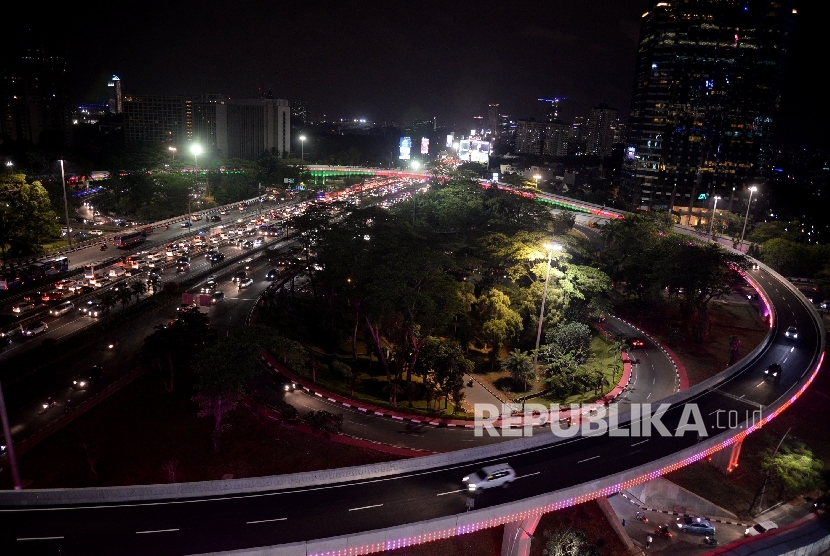  Suasana simpang susun semanggi saat dilakukannya uji coba open traffic di Jakarta, Jumat (28/7).