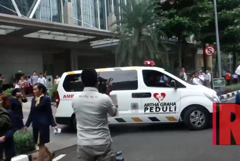 Suasana simulasi evakuasi bencana di gedung Equity Tower, Rabu (26/4) siang WIB. Simulasi tersebut dilakukan untuk memperingati Hari Kesiapsiagaan Bencana Nasional (HKBN).