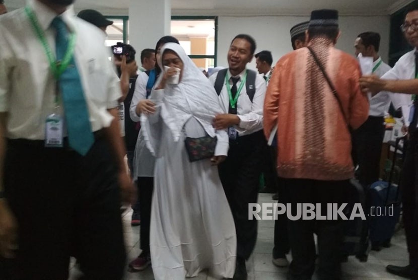 Suasana simulasi kedatangan jamaah haji dalam pelatihan petugas haji di Asrama Haji Pondok Gede,  Jakarta, Ahad (3/5)